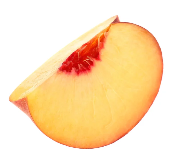 白で隔離された熟した桃のスライス — ストック写真