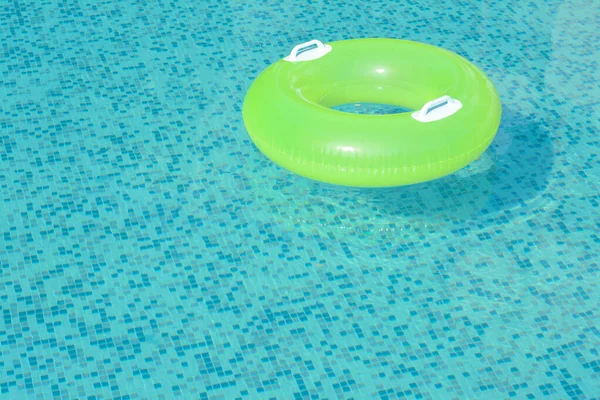 Anillo Inflable Verde Claro Flotando Piscina Espacio Para Texto — Foto de Stock