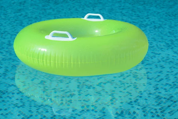 Anillo Inflable Verde Claro Flotando Piscina — Foto de Stock