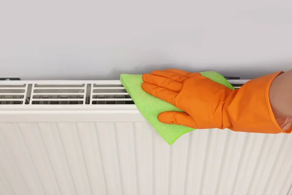 Vrouw Schoonmaken Radiator Met Doek Binnen Boven Het Zicht — Stockfoto