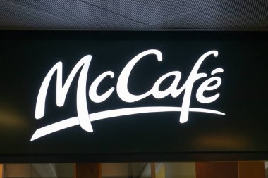 SAVAŞ, POLAND - 05 AĞUSTOS 2022: McCafe logosunun olduğu tabela