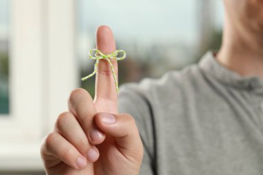 Arkaplanı bulanık göstermemek için işaret parmağını bağlı olarak gösteren adam, ele odaklan
