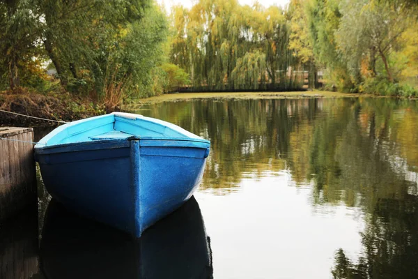 Светло Голубая Деревянная Лодка Озере Возле Пира Место Текста — стоковое фото