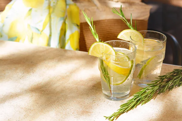 ライトテーブルの上のおいしいさわやかなレモネードのメガネ テキストのためのスペース 夏の飲み物 — ストック写真