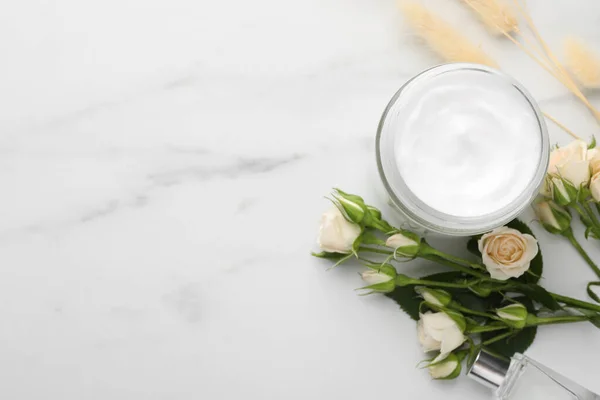 Potje Handcrème Rozen Witte Marmeren Tafel Plat Gelegd Ruimte Voor — Stockfoto