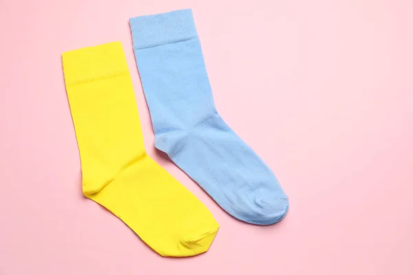 Barevné Ponožky Světle Růžovém Pozadí Plochý Ležel Mezera Pro Text — Stock fotografie