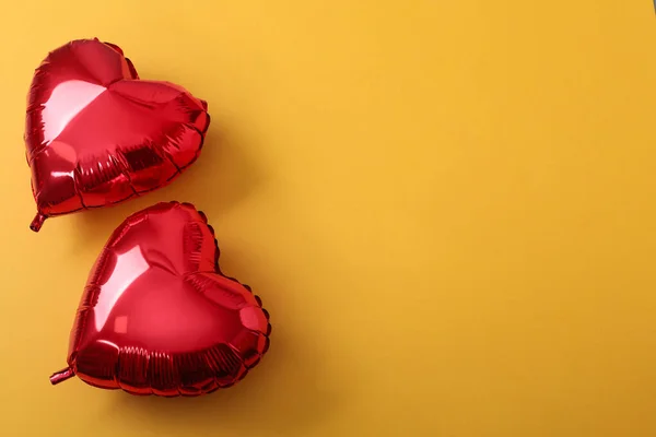 Κόκκινο Μπαλόνια Σχήμα Καρδιάς Κίτρινο Φόντο Επίπεδη Θέσει Χώρο Για — Φωτογραφία Αρχείου