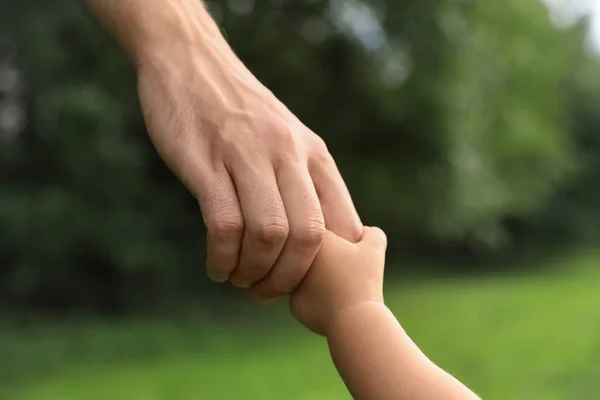 Lánya Fogja Apa Kezét Parkban Közelről Boldog Család — Stock Fotó