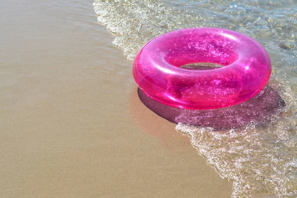 Anneau Gonflable Lumineux Sur Plage Sable Près Mer Espace Pour — Photo