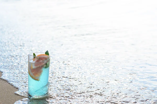 Glas Verfrissend Drankje Met Grapefruit Munt Geraakt Door Golf Zee — Stockfoto