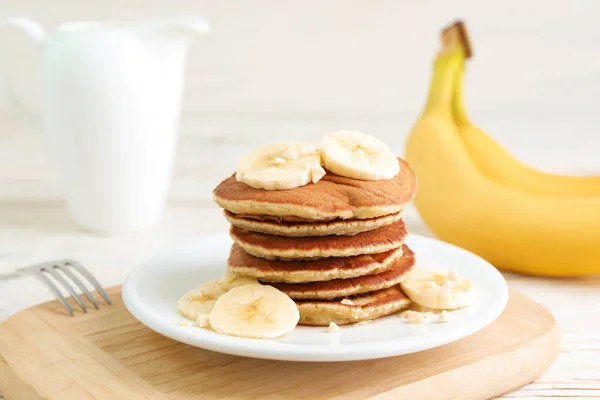 Teller Mit Bananen Pfannkuchen Auf Weißem Tisch — Stockfoto
