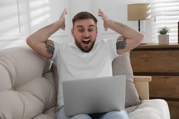 Emocjonalny Mężczyzna Biorący Udział Aukcji Online Pomocą Laptopa Domu — Zdjęcie stockowe