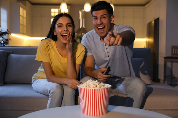 Casal Assistindo Filme Com Pipocas Sofá Noite — Fotografia de Stock