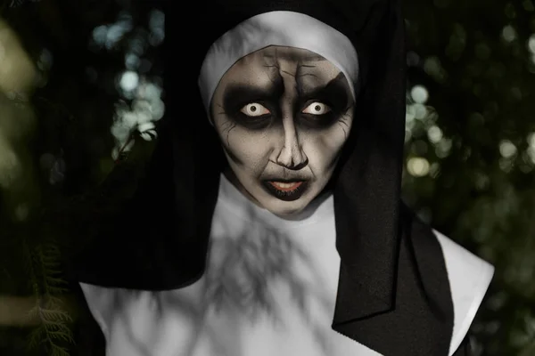 Porträt Einer Furchterregenden Teuflischen Nonne Der Nähe Von Bäumen Freien — Stockfoto