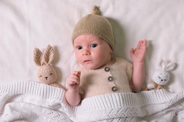 Bébé Nouveau Mignon Avec Jouets Sur Plaid Tricoté Blanc Vue — Photo