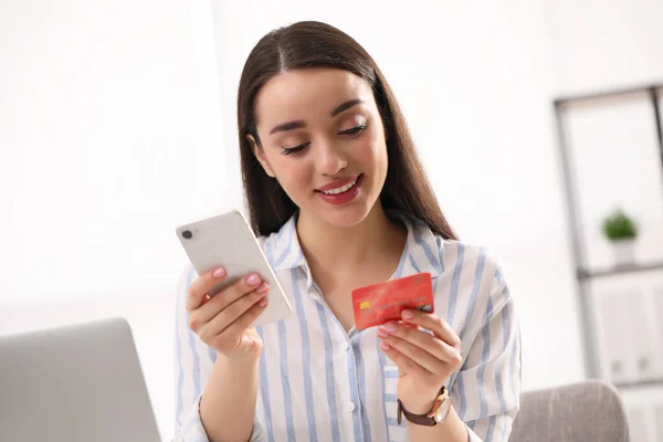 Kobieta Kartą Kredytową Pomocą Smartfona Zakupów Online Pomieszczeniach — Zdjęcie stockowe