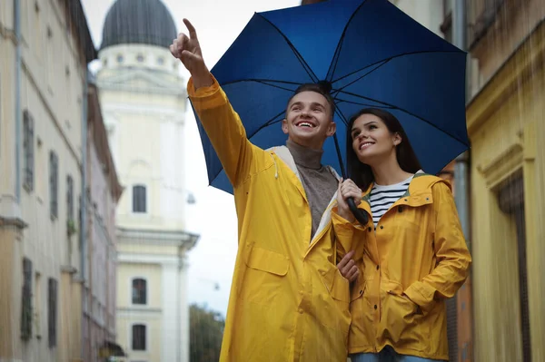 Adorável Jovem Casal Com Guarda Chuva Andando Sob Chuva Rua — Fotografia de Stock