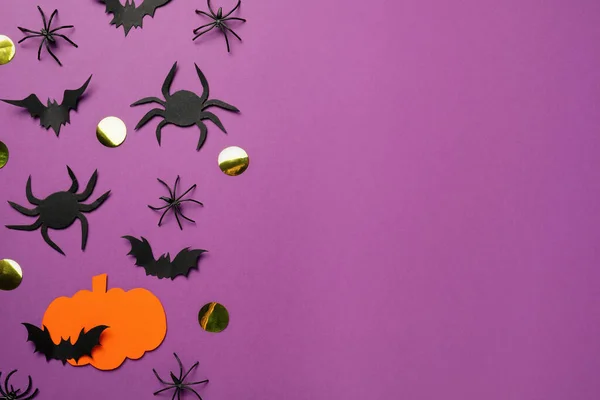 Плоска Композиція Паперовим Гарбузом Павуками Кажанами Фіолетовому Фоні Простір Тексту — стокове фото