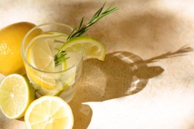 Lezzetli ferahlatıcı limonata ve ışık masasında malzemeler, yazı için yer. Yaz içeceği
