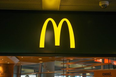 SAVAŞ, POLAND - 05 AĞUSTOS 2022: McDonald 's Restoran logosu