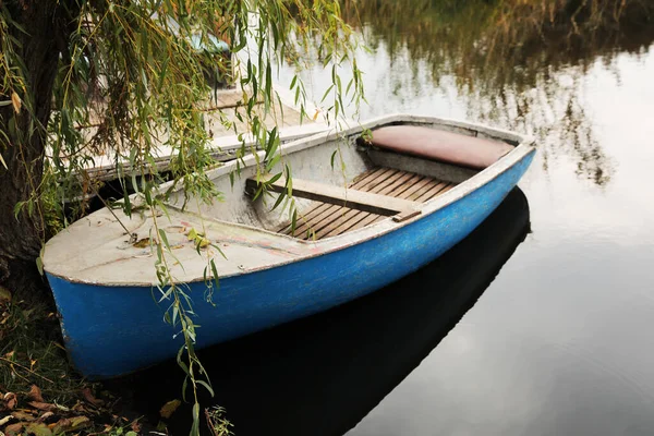 Barca Legno Azzurro Sul Lago Vicino Molo — Foto Stock