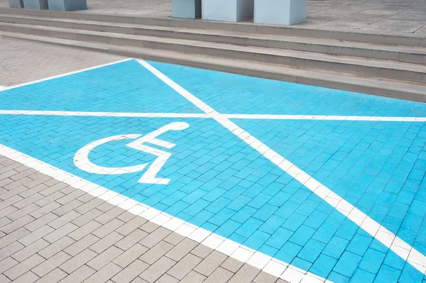 Parking Dla Samochodów Osobowych Symbolem Wózka Inwalidzkiego Zewnątrz — Zdjęcie stockowe