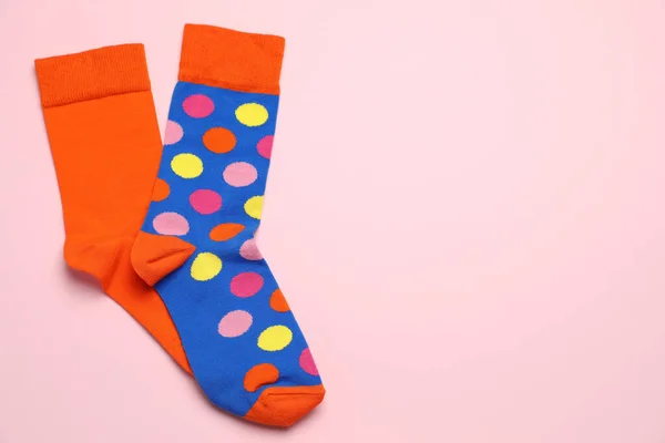Açık Pembe Arka Planda Renkli Çoraplar Düz Yatış Metin Için — Stok fotoğraf