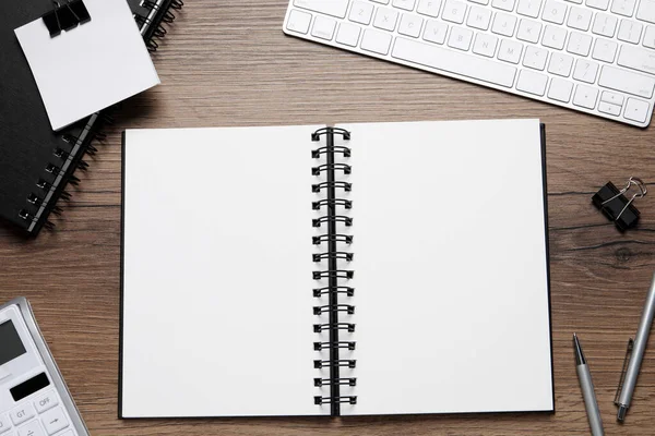 Cuaderno Abierto Blanco Teclado Papelería Sobre Mesa Madera Plano — Foto de Stock