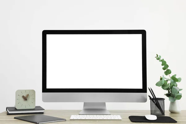 Nowoczesny Komputer Czystym Ekranem Biurku Przestrzeń Projektowania Wygodne Miejsce Pracy — Zdjęcie stockowe