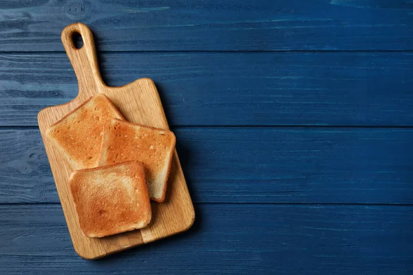 Επιτραπέζιο Φέτες Από Νόστιμο Φρυγανισμένο Ψωμί Μπλε Ξύλινο Τραπέζι Κορυφαία — Φωτογραφία Αρχείου