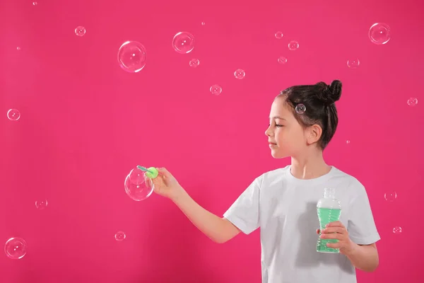 Malá Holka Foukání Mýdlo Bubliny Růžovém Pozadí Prostor Pro Text — Stock fotografie