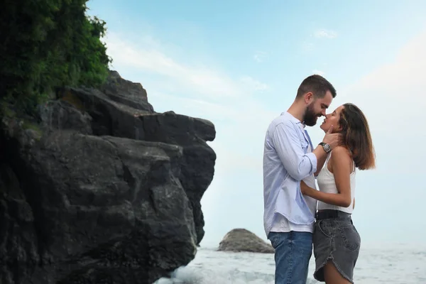 Pareja Joven Pasando Tiempo Juntos Cerca Del Mar Espacio Para —  Fotos de Stock