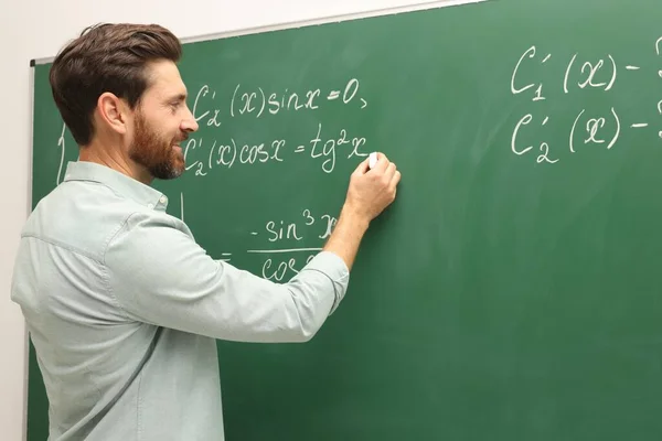 Happy Guru Menjelaskan Matematika Papan Tulis Kelas — Stok Foto