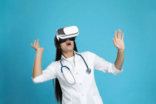Médico Feminino Emocional Usando Fone Ouvido Realidade Virtual Fundo Azul — Fotografia de Stock
