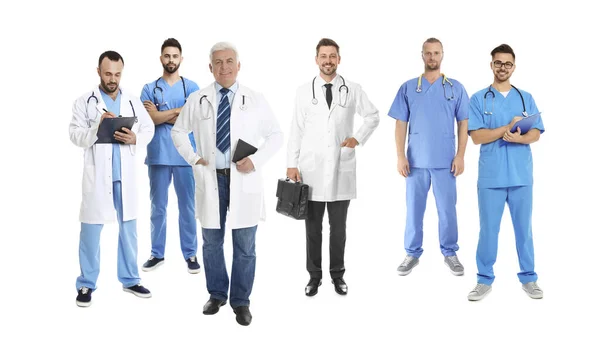Beyaz Arkaplandaki Doktorların Fotoğraflarıyla Kolaj — Stok fotoğraf