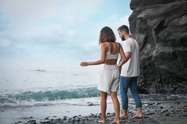 Unga Par Promenader Stranden Nära Havet Plats För Text — Stockfoto