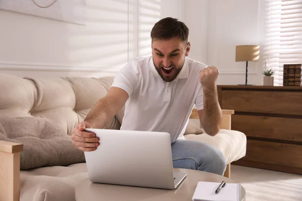Homem Emocional Participando Leilão Online Usando Laptop Casa — Fotografia de Stock