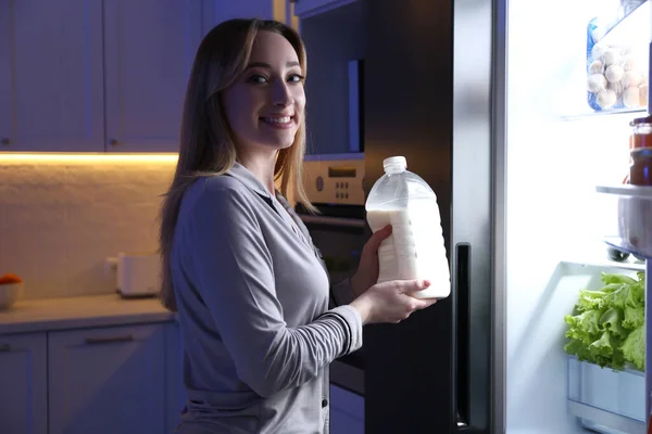 Mujer Joven Sosteniendo Botella Galón Leche Cerca Del Refrigerador Cocina — Foto de Stock
