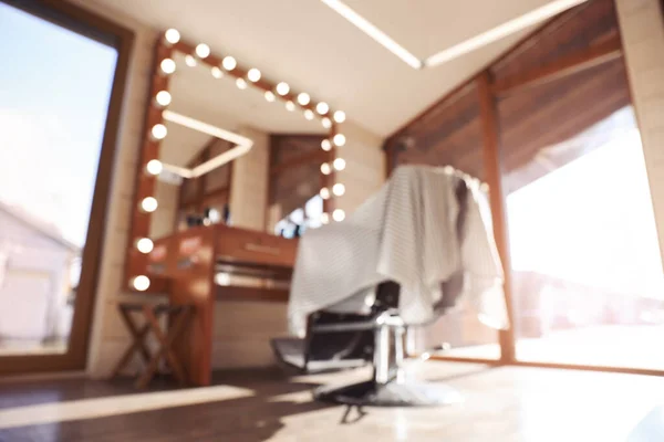 Verschwommener Blick Auf Stilvolles Friseurinterieur Mit Friseur Arbeitsplatz — Stockfoto
