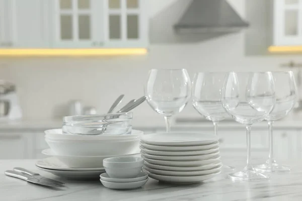 Varie Stoviglie Pulite Posate Bicchieri Sul Tavolo Marmo Bianco Cucina — Foto Stock