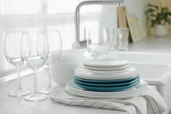 Different Clean Dishware Glasses Countertop Sink Kitchen — Stock fotografie