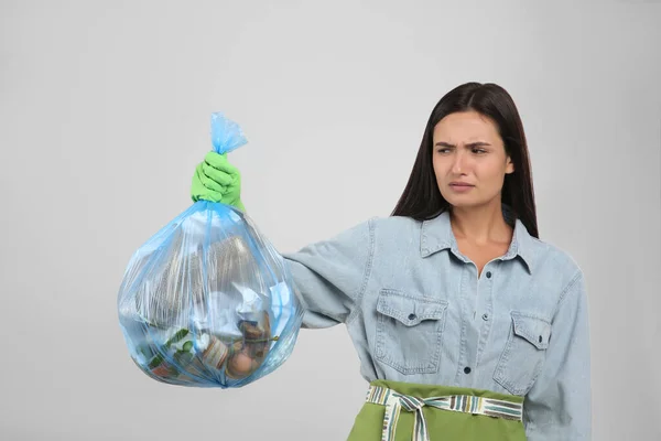 Mujer Sosteniendo Bolsa Basura Llena Sobre Fondo Claro — Foto de Stock