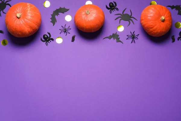 平铺作文与南瓜 纸蝙蝠和蜘蛛紫色背景 文字空间 万圣节装饰 — 图库照片