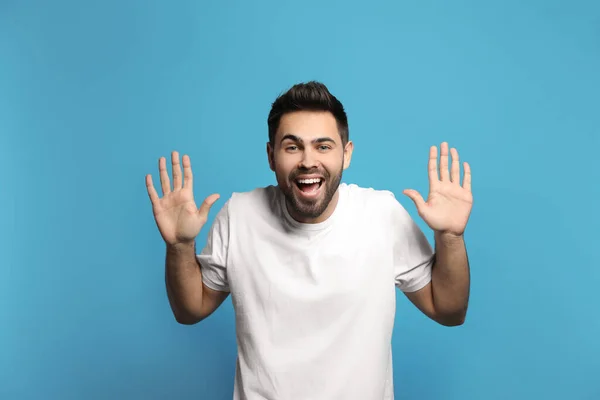 Genç Adam Açık Mavi Arka Planda Gülüyor Komik Şaka — Stok fotoğraf