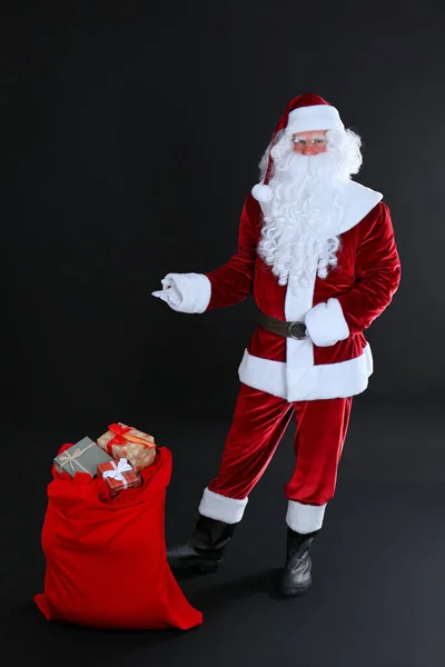Père Noël Près Sac Avec Des Boîtes Cadeaux Sur Fond — Photo