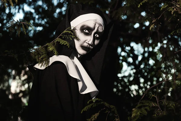 Porträtt Skrämmande Djävulsk Nunna Nära Trädet Utomhus Halloweenfesten Ser — Stockfoto