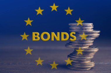 Avro tahvilleri konsepti. Ahşap masaya para yığını, yakın görüş