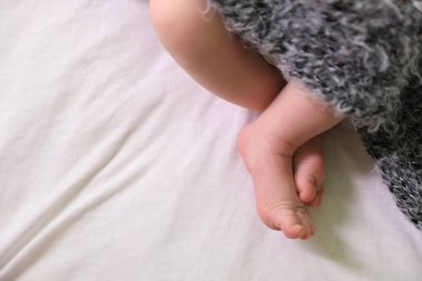 Yeni doğmuş şirin bir bebek yatakta yatıyor, manzarası harika. Metin için boşluk