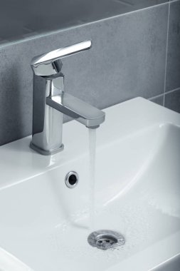Banyodaki musluktan akan su akıntısı