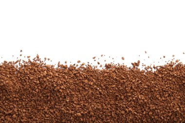 Beyaz üzerine izole edilmiş aromatik hazır kahve yığını.